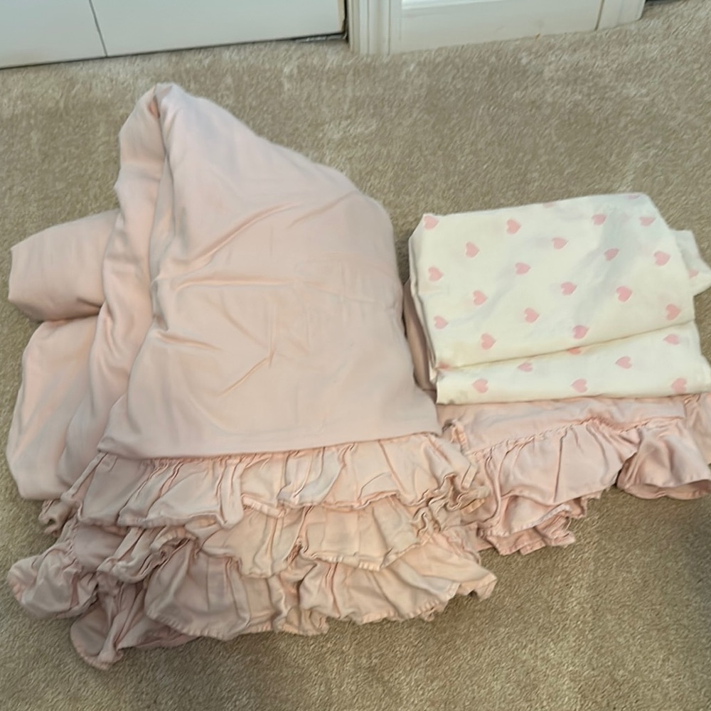 Full/Ueen duvet cover with shams and 2 pillow cases